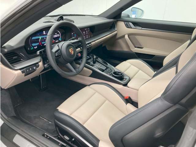 20・21インチcarrera S ホイール　/　スポーツシートプラス(4way電動)　/　ツートーンパーシャルレザーインテリア(ブラック/チョークベージュ)　/　911ロゴ(ハイグロスブラック塗装)