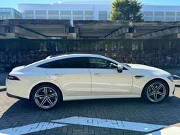弊社の車両は全て、室内か屋根付きスペースでの展示です。天候に関係なくご覧いただけます。営業時間は10-17時になります。営業時間外のお電話は翌日10-11時に折り返しさせていただきます。