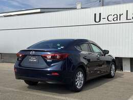 後ろからのデザインも落ち着いた雰囲気があります。