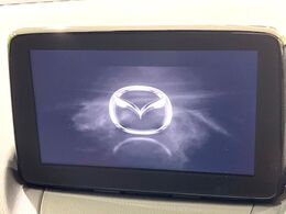 【マツダコネクト】車内の雰囲気にマッチした一体型タイプのディスプレイ。各種車輌設定やBluetooth再生等、様々な機能が楽しめます。専用SDカードのご購入で、ナビ機能も使用出来ます。