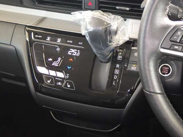 インパネシフトな分足元広々！ハンドルからも近いので操作しやすくて、シフトポジションも把握しやすい！