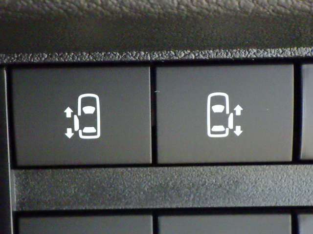 後席スライドドアは両側電動で開け閉め可能です！運転席にあるこちらのボタンからも操作できます！