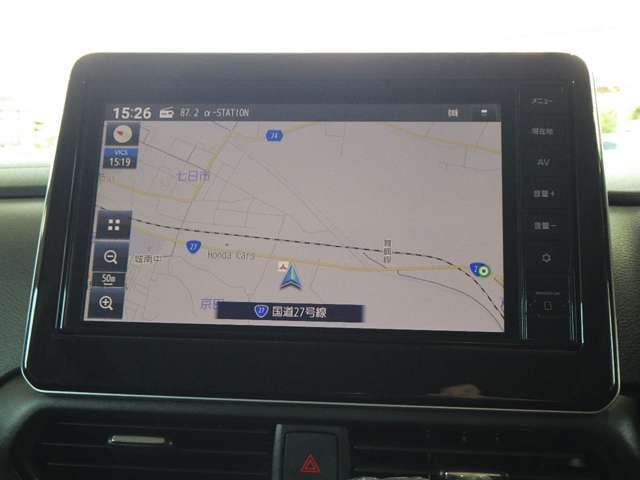 最近ではスマートフォンをナビ代わりにしたりしますが、画面がカーナビと比べると小さく、また、運転中の操作が危なかったりします。。まだまだカーナビは必須です！