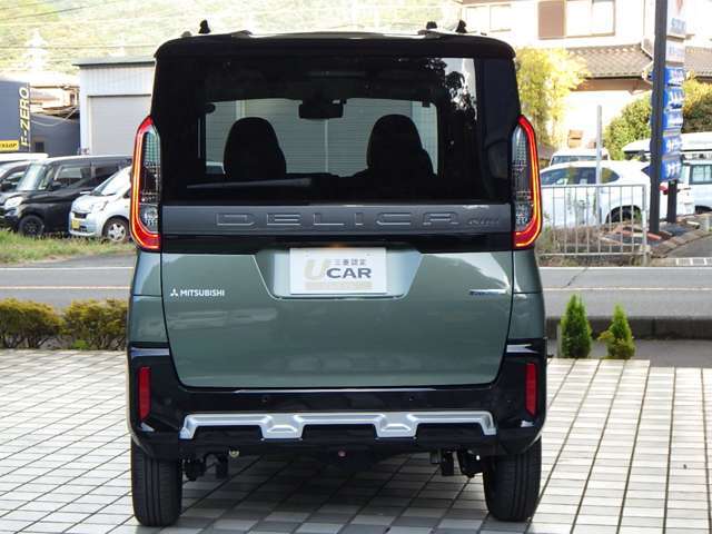 リヤワイパーも装備！視界の悪い雨の日も後方が見やすくなる！