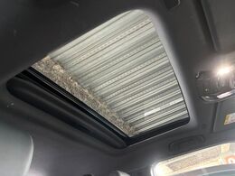 【サンルーフ】開放感たっぷりの希少装備、サンルーフが装着されています！車内に明かりを取り入れたり景色を楽しむ以外にも、車内の空気も簡単に換気できて快適です！