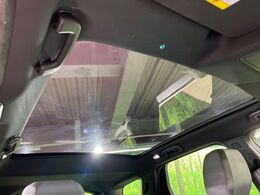 パノラミックガラスルーフ　後部座席までしっかり開閉します。この装備があるだけで室内の解放感が上がり素敵なドライブを存分にお楽しみいただけます。