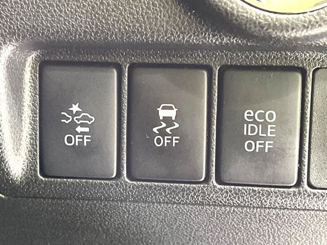 【横滑り防止装置】車両の横滑りを感知すると、自動的に車両の進行方向を保つように車両を制御します。雨の日など滑りやすい路面状況でも安全な運転が可能です。