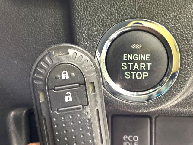 【キーレス】少し離れた場所からでもボタン一つでドアの開錠・施錠ができるのでとっても便利！ドアの鍵穴周りに傷をつけることもありません♪