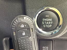 【キーレス】少し離れた場所からでもボタン一つでドアの開錠・施錠ができるのでとっても便利！ドアの鍵穴周りに傷をつけることもありません♪