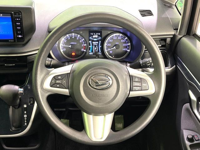 インテリアに合わせたデザインのステアリングは、運転される方のことも考え、運転しやすい形状、大きさです。是非一度、実際に触ってお確かめください。