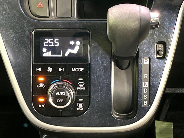 【オートエアコン】一度お好みの温度に設定すれば、車内の温度を検知し風量や温度を自動で調整。暑い…寒い…と何度もスイッチ操作をする必要はありません。快適な車内空間には必須の機能ですね♪