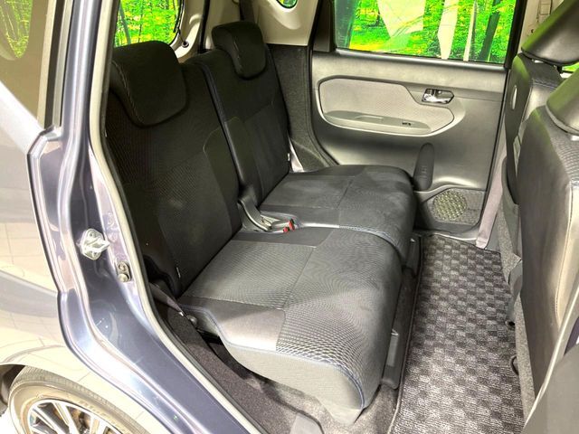 後部座席も気になるようなキズ・汚れやへたり等、大きなダメージはなく、良好な状態です。