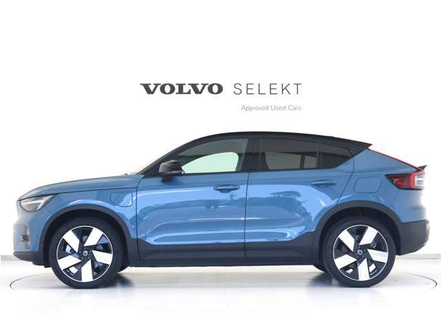 【C40 Recharge】クーペSUVスタイルを纏う、ボルボ初のピュアEVモデル。伝統的なスカンジナビアン・デザインを継承しながら、躍動感にあふれ優雅な雰囲気を身にまとう、新しい潮流を具現化したスタイリングです。