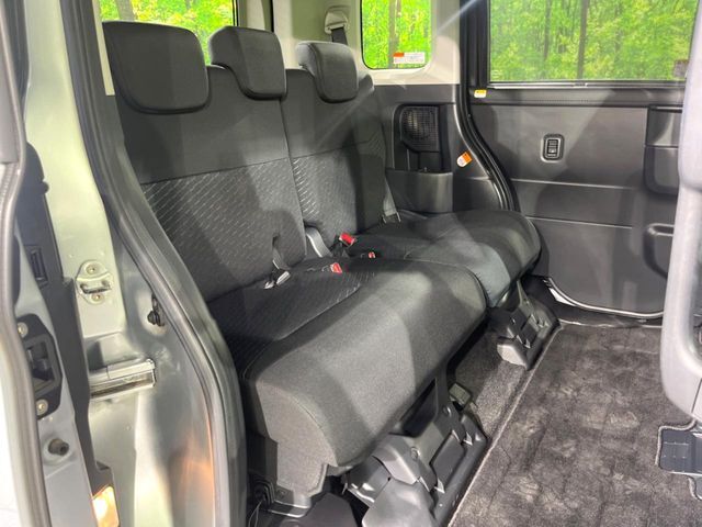 後部座席も気になるようなキズ・汚れやへたり等、大きなダメージはなく、良好な状態です。