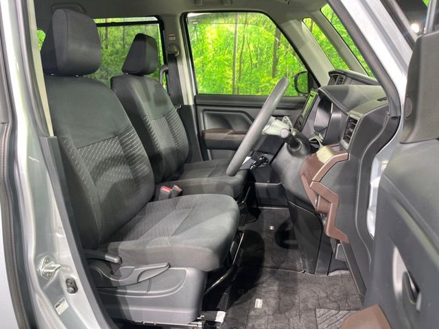 運転席シート廻りは使用感も少なく、良好な状態となっています。丁寧に使われていたことがよくわかりますね。