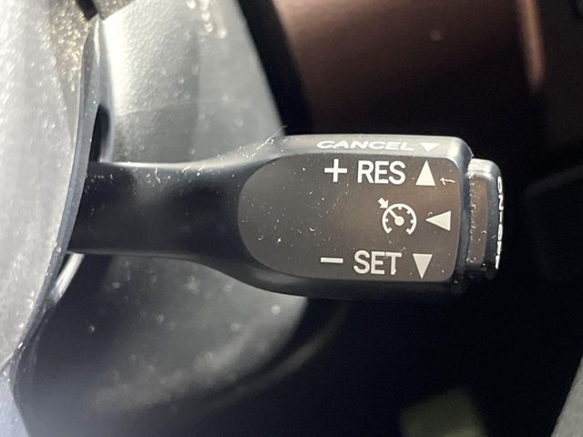 【クルーズコントロール】高速道路もラクラク走行。アクセルを離しても一定速度で走行ができ、長距離運転時の負担を軽減！加速・減速も簡単なスイッチ操作で調整できます。