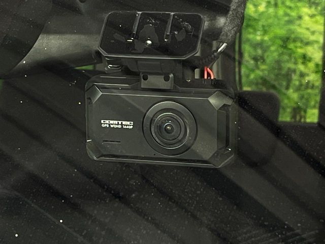 【ドライブレコーダー】安心・安全なカーライフに必須のドライブレコーダーを装備！走行中はもちろん、あおり運転や事故に遭遇した際の状況も映像で記録し、万一のリスクに備えます。