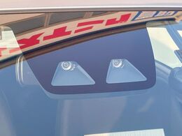 【スマートアシスト】走行中に前方の車両等を認識し、衝突しそうな時は警報とブレーキで衝突回避と被害軽減をアシスト。より安全にドライブをお楽しみいただけます。