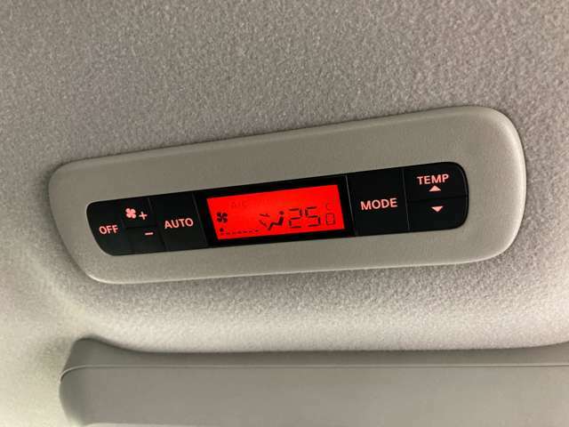 【リアオートエアコン】後席の温度調節をしてくれいつでも快適な車内空間を作ってくれます。