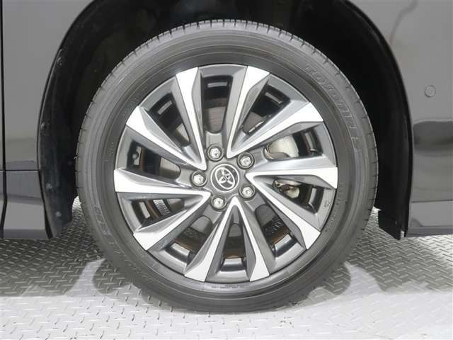 純正アルミホイールが似合ってます。タイヤサイズは205/55R17　です。