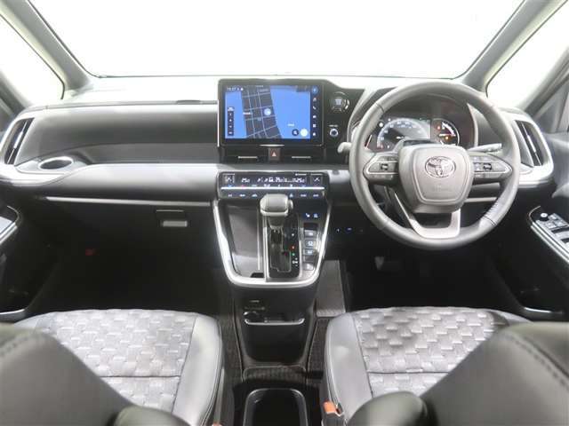 使いやすく運転しやすいレイアウトの運転席回り。