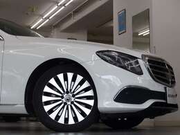 レベルで両立しております！！　外装色は綺麗なポーラーホワイト！！　内装は上級グレードならではの高級感漂うブラックナッパレザーシート＆ブラウンアッシュウッドインテリアトリム（マット）の組み合わせ！！