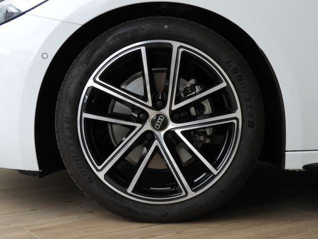 ☆オプションの純正5ダブルアームデザインブラックメタリックポリッシュト8.5J×19インチアルミホイール（Audi　Sport製）☆タイヤサイズは245/40R19☆