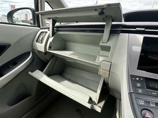 グローボックスは二か所あり小物類も収容出来ますので車内の整理整頓に使えます。