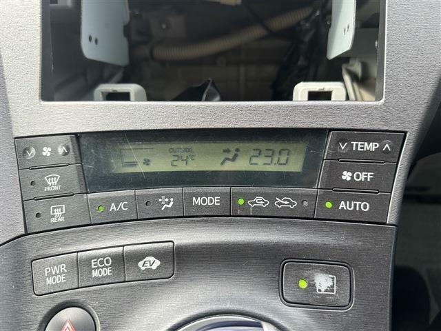【オートエアコン】一度好みの温度に設定すれば、車内温度を検知して自動で風量や温度を調節してくれます。