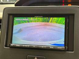 【バックカメラ】駐車時に後方がリアルタイム映像で確認できます。大型商業施設や立体駐車場での駐車時や、夜間のバック時に大活躍！運転スキルに関わらず、今や必須となった装備のひとつです！