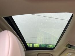 【サンルーフ】開放感たっぷりの希少装備、サンルーフが装着されています！車内に明かりを取り入れたり景色を楽しむ以外にも、車内の空気も簡単に換気できて快適です！