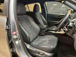 【ハーフレザーシート】ならではの高級感あふれる内装がこたわりのアイテム。見た目の高級感とより上質な座り心地をお楽しみください。