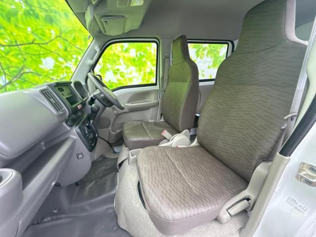 WECARSでは各商談席に大型モニターをご用意しております！見やすい大画面でゆったりと全国の在庫をご覧いただけます！是非ご来店お待ちしております！