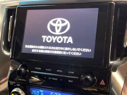 【純正ナビ】人気の純正ナビを装備しております。ナビの使いやすさはもちろん、オーディオ機能も充実！キャンプや旅行はもちろん、通勤や買い物など普段のドライブも楽しくなるはず♪