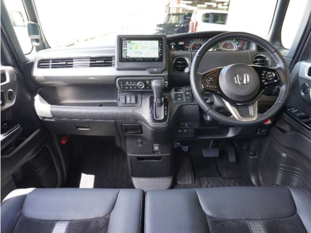 ◆視界広々で非常に運転しやすくロングドライブでも疲れを感じさせないすっきりとまとまったインパネ周りです。