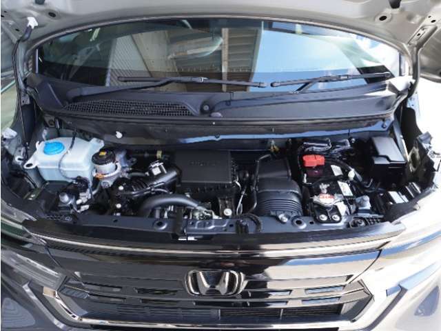 ◆エンジンルーム◆車の心臓部分のエンジンルームが汚いとトラブルの基になります。当店は専用の液剤を使って徹底的に綺麗にします。