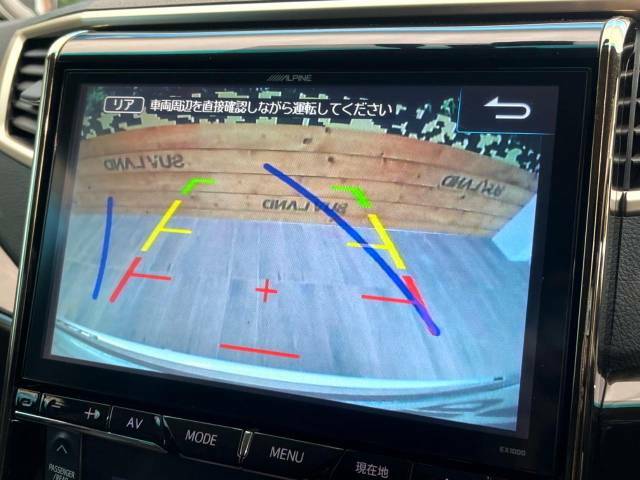 【バックカメラ】駐車時に後方がリアルタイム映像で確認できます。大型商業施設や立体駐車場での駐車時や、夜間のバック時に大活躍！運転スキルに関わらず、今や必須となった装備のひとつです！