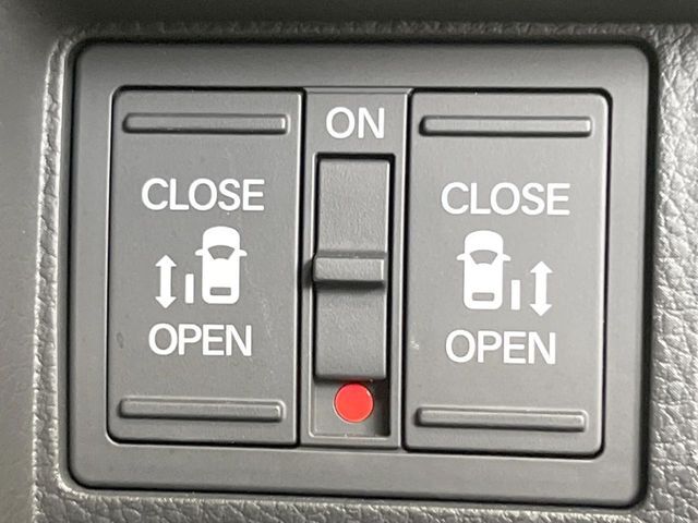 【両側パワースライドドア】スマートキーや運転席のスイッチで後席両側スライドドアの開閉が可能♪電動だから力を入れてドアを開ける必要が無く、小さなお子様でも簡単に開け閉めでき快適です♪