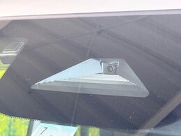【ホンダセンシング】走行中に前方の車両等を認識し、衝突しそうな時は警報とブレーキで衝突回避と被害軽減をアシスト。より安全にドライブをお楽しみいただけます。