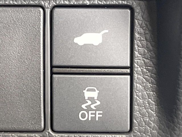 【パワーバックドア】スマートキーや運転席のボタンを押すだけでリアゲートが自動で開閉します！荷物を持っている時や、高い位置にあるバックドアを閉める際に便利な機能です♪