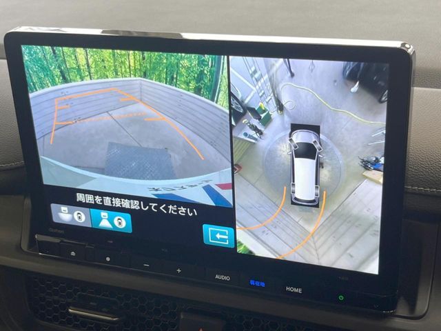【マルチビューカメラシステム】専用のカメラにより、上から見下ろしたような視点で360度クルマの周囲を確認することができます☆死角部分も確認しやすく、狭い場所での切り返しや駐車もスムーズに行えます。