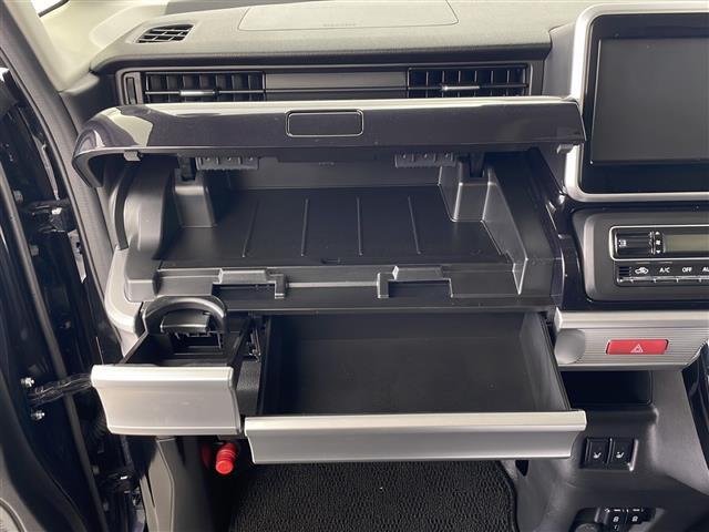 【グローブボックス】車検証ケースや、日頃使う小物類の収納に便利ですね！