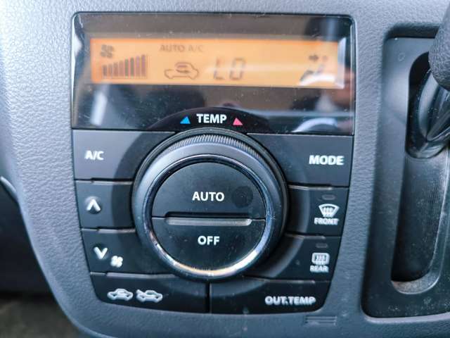 一度お好みの温度に設定すれば、車内の温度を検知し風量や温度を自動で調整。暑い…寒い…と何度もスイッチ操作をする必要はありません。快適な車内空間には必須の機能ですね。