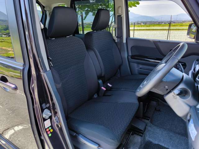 運転席のシートはホールド性に優れ疲れませんよ！