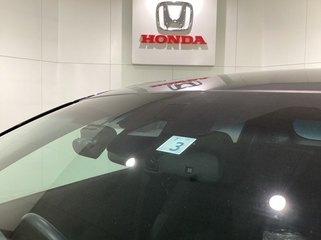 Honda SENSING装着車です。衝突を予測してブレーキをかけたり、前のクルマにちょうどいい距離で走行できる多彩な安心・快適機能を搭載した先進の安全運転支援システムがドライバーをサポートします。