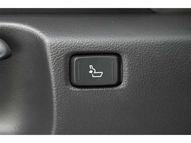 運転席 腰部硬さ調整スイッチ（電動ランバーサポート）　　シート側面のスイッチ操作で背中から腰にかけての張り出しを調整し、自然な運転姿勢をサポートします。
