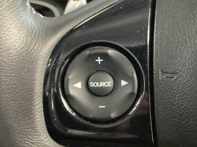 ステアリングスイッチがついていますので、オーディオのチャンネル変更、ボリューム、ジャンル変更が操作可能です。ハンドルから手を離さず安全に操作できます。