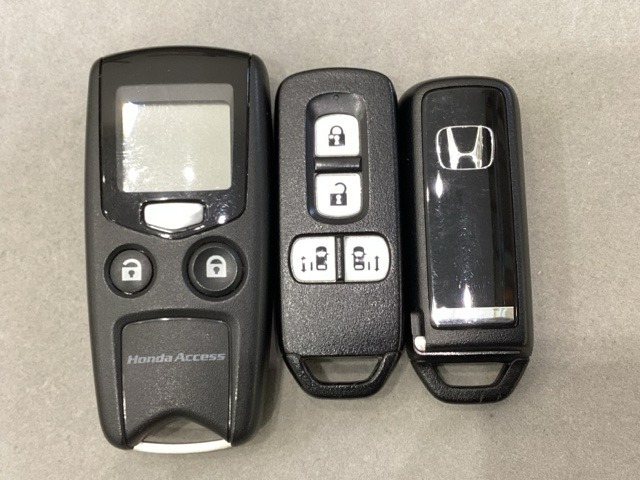 スマートキー付きですからドアロックの開閉およびエンジンスタートが楽々です。電動スライドドアの開け閉めもボタンで操作できます。加えて、純正リモコンエンジンスターター用の操作キーもついています。