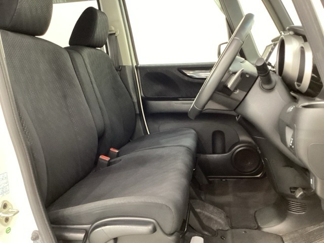 女性でも運転がしやすいように、シートの高さ調整機能（シートリフター）がついています。運転席と助手席の間が空いている為、助手席側への移動がスムーズです。交通量の多い道でも助手席側から乗り降りができます。