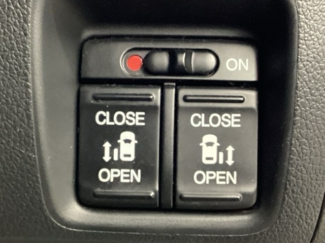 リアドアは乗り降りに便利な両側電動スライドドアです。また運転席に座っていながらスイッチ操作で自在にスライドドアを開け閉めできます。